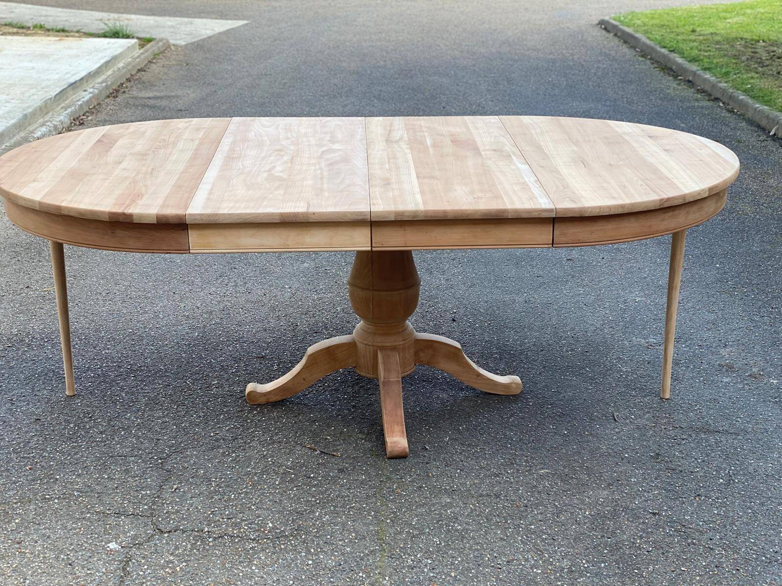 Extendable round dining table with central leg, renovated in raw oak, 210cm