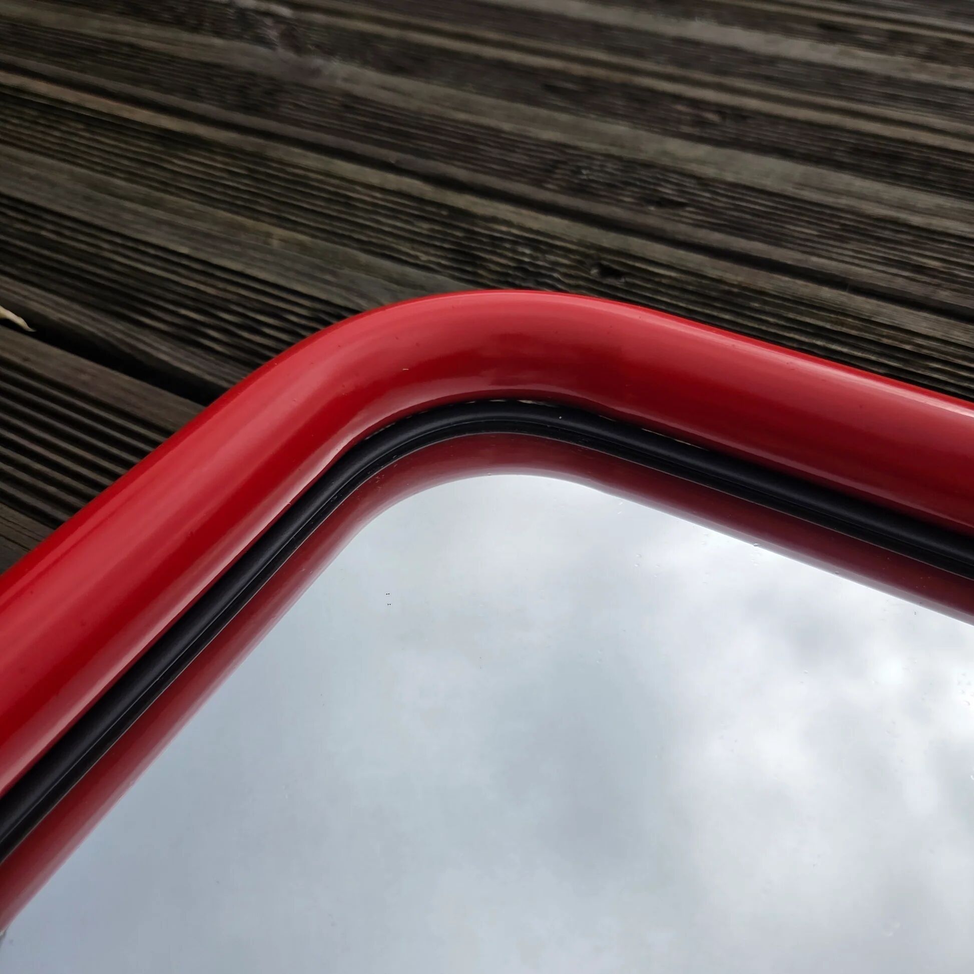 Vintage square mirror in red lacquered metal 60x60.