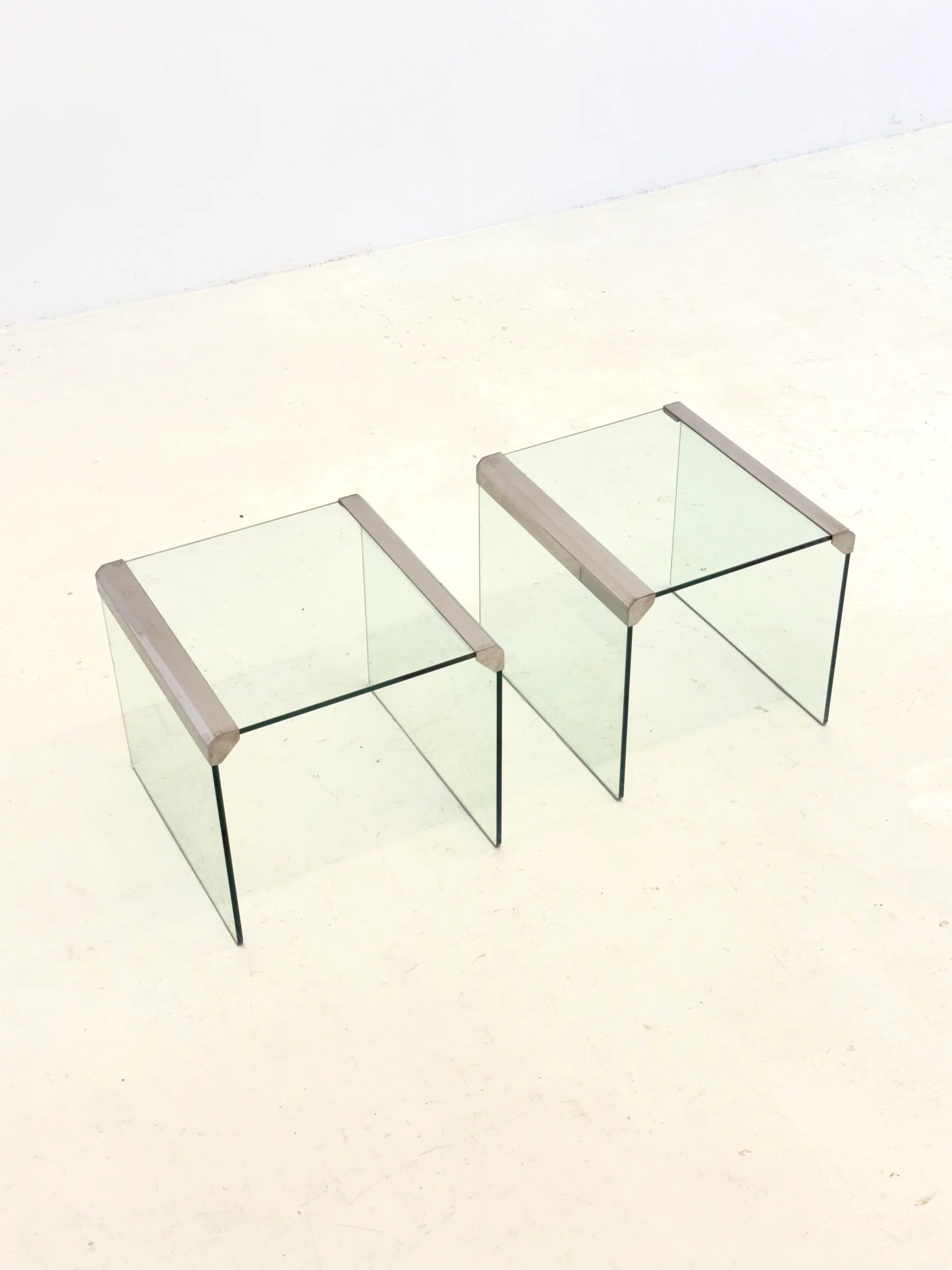 Ensemble de deux tables d'appoint en verre transparent Gallotti & Radice