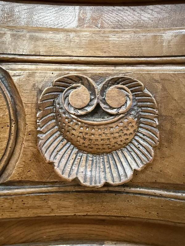 Commode époque Louis XV en noyer massif à poignée coquilles sculptées