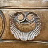 Commode époque Louis XV en noyer massif à poignée coquilles sculptées