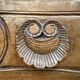 Commode époque Louis XV en noyer massif à poignée coquilles sculptées