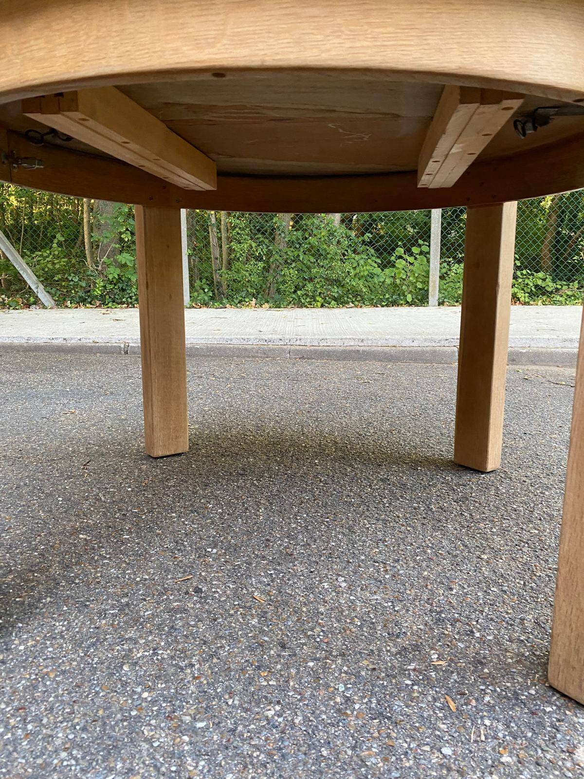 Table à manger scandinave ronde extensible décapée en chêne brut 1980