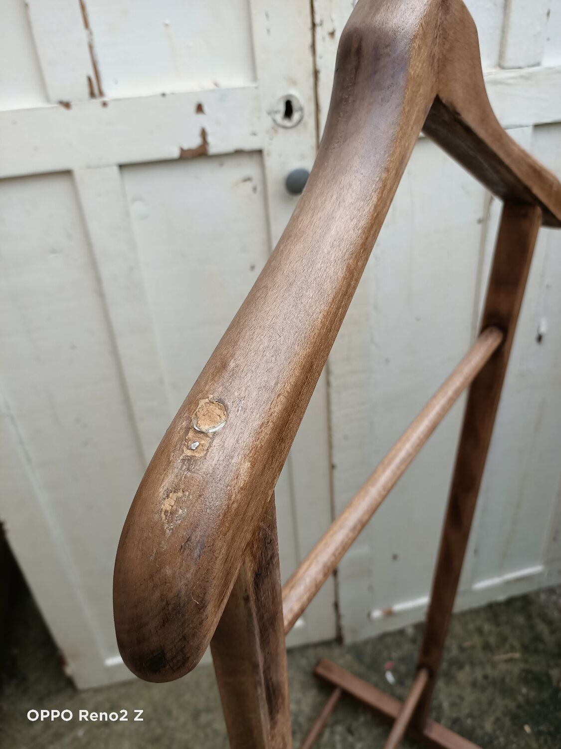 Valet en bois patiné