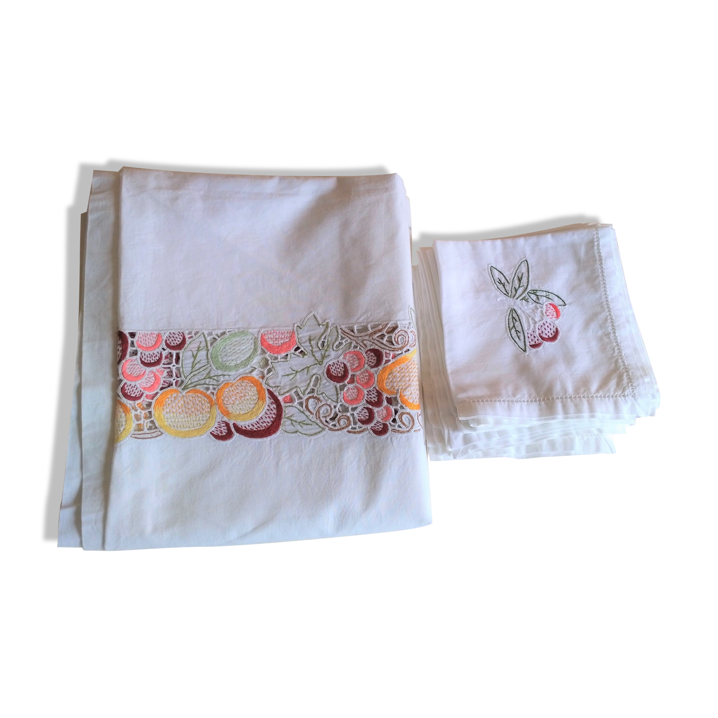 Embroidered tablecloth and open fruit decoration - 12 assorted towels