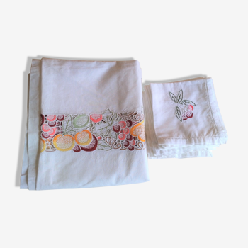Embroidered tablecloth and open fruit decoration - 12 assorted towels
