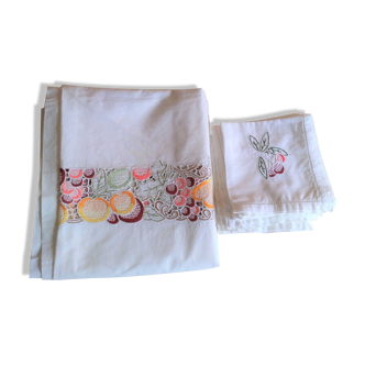 Embroidered tablecloth and open fruit decoration - 12 assorted towels