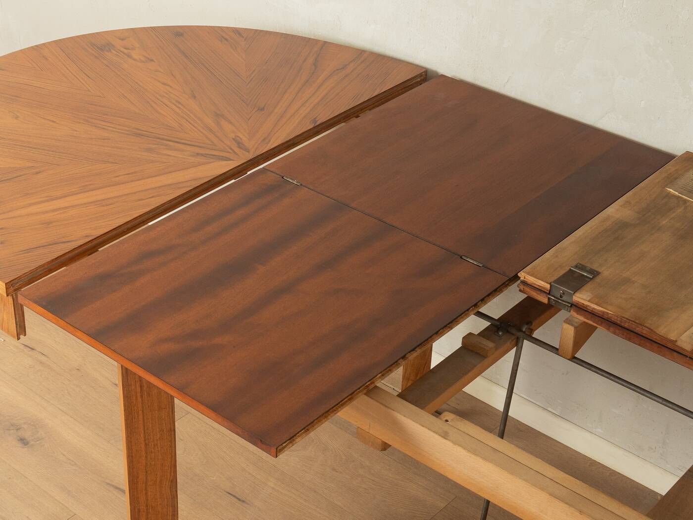 Elegant extendable dining table by Ruscheweyh, 1930s, walnut