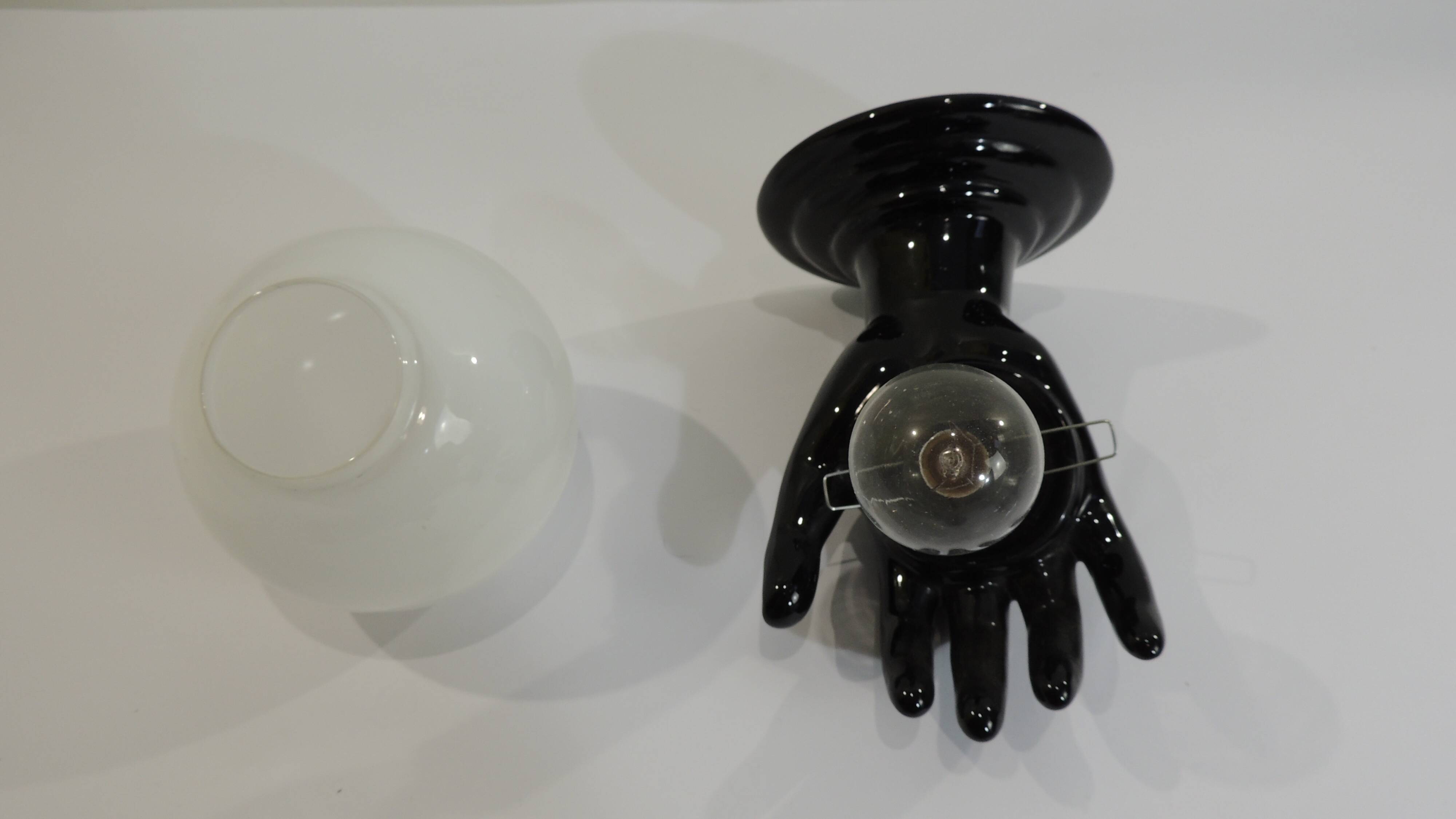 Paire d’appliques mains noires tenant un globe en opaline, années 70