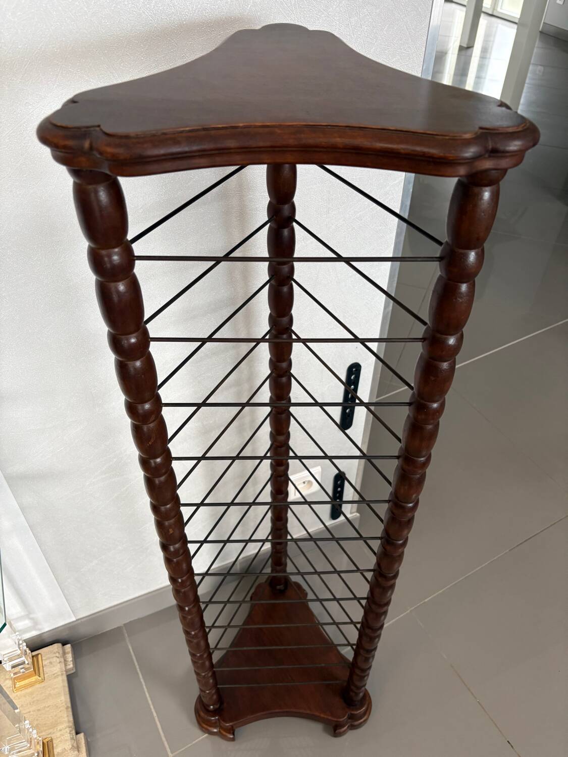 Turned wooden display stand, late 19th - early 20th century.