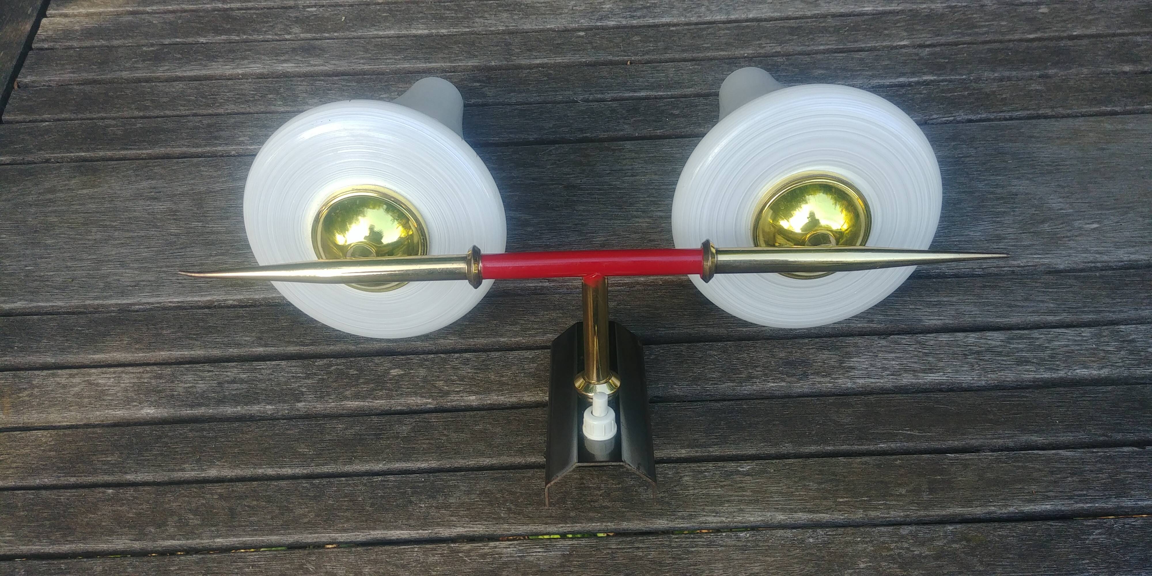 Vintage wall light from the 40s/50s with its two glass sconces on a brass support