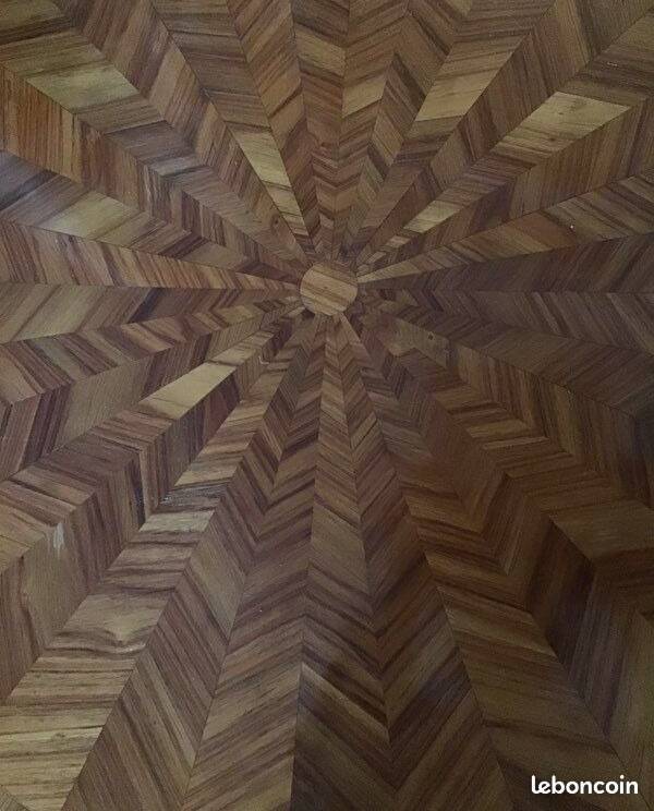 Round marquetry coffee table with curved legs in Louis XV style.