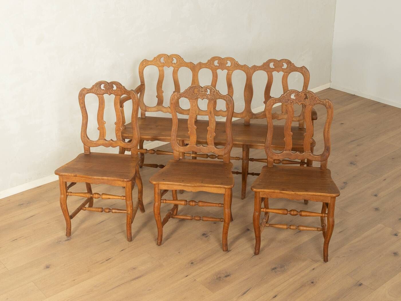 Ensemble de sièges antiques