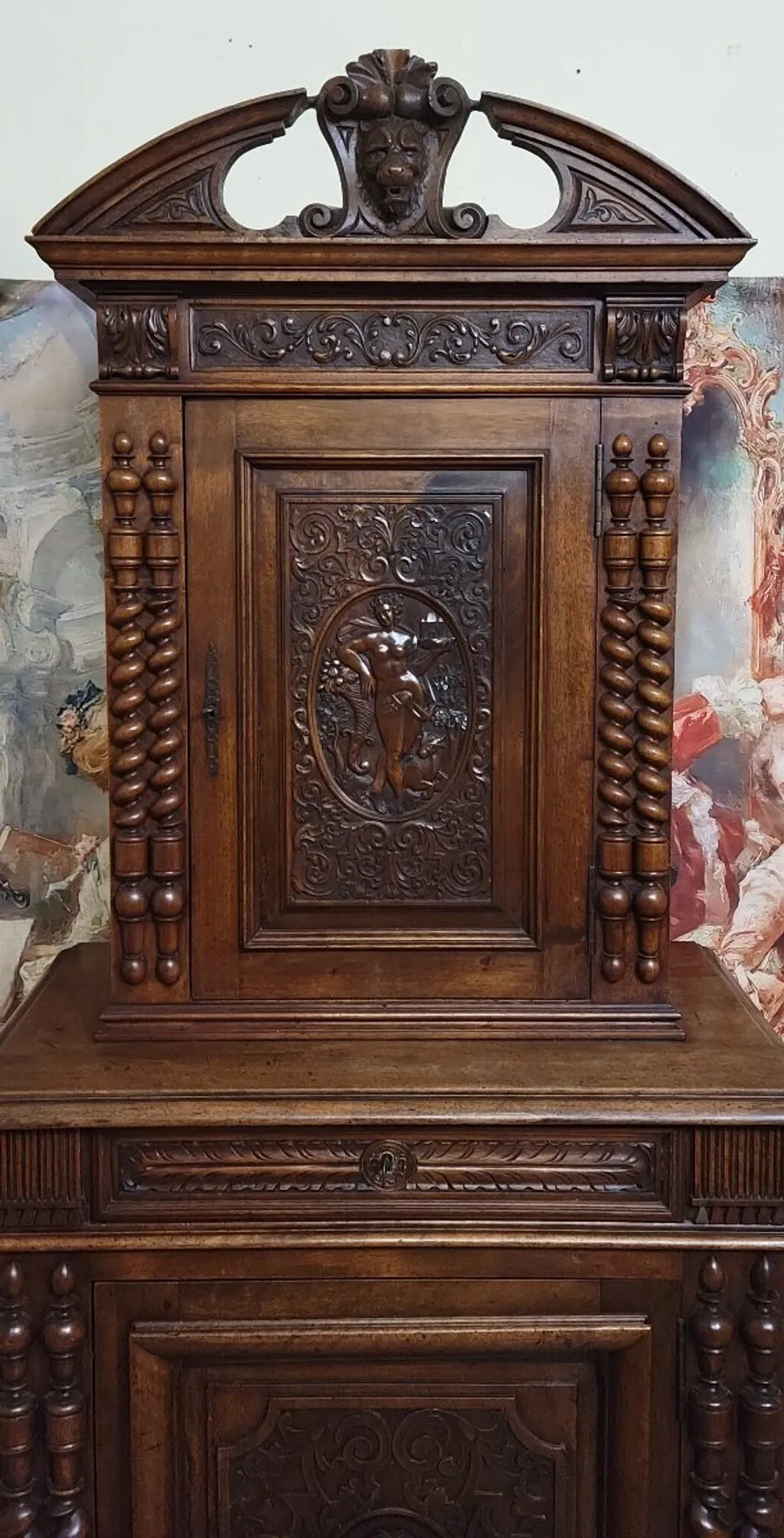 meuble ancien en noyer massif finement sculpté, de style Renaissance