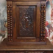 meuble ancien en noyer massif finement sculpté, de style Renaissance