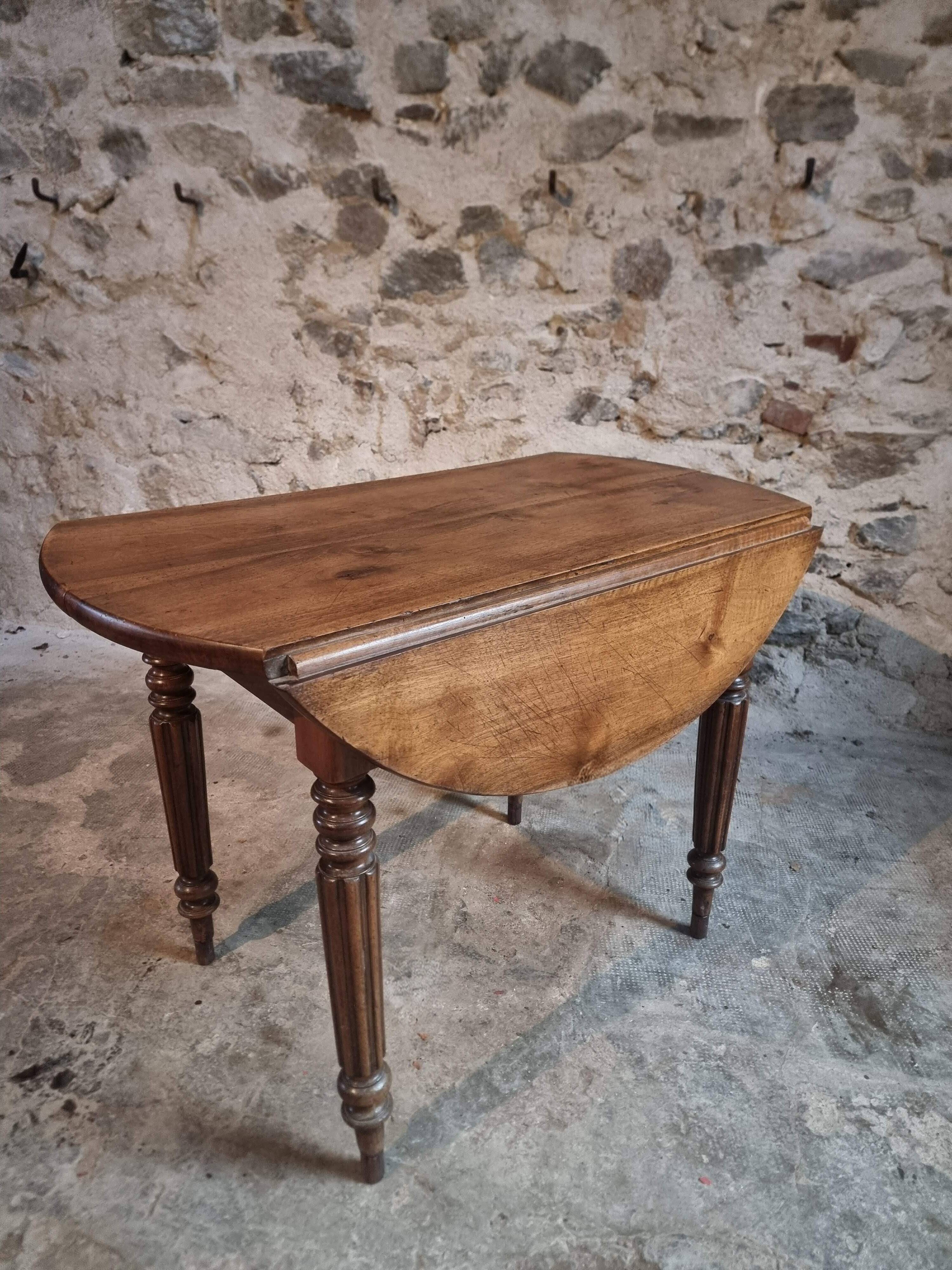 Table à abattants ancienne en noyer français – Table ovale avec rallonges pliantes des deux côtés, fin XIXe siècle