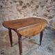 Antique drop-leaf table in French walnut – Oval table with folding extensions on both sides, late 19th century.
