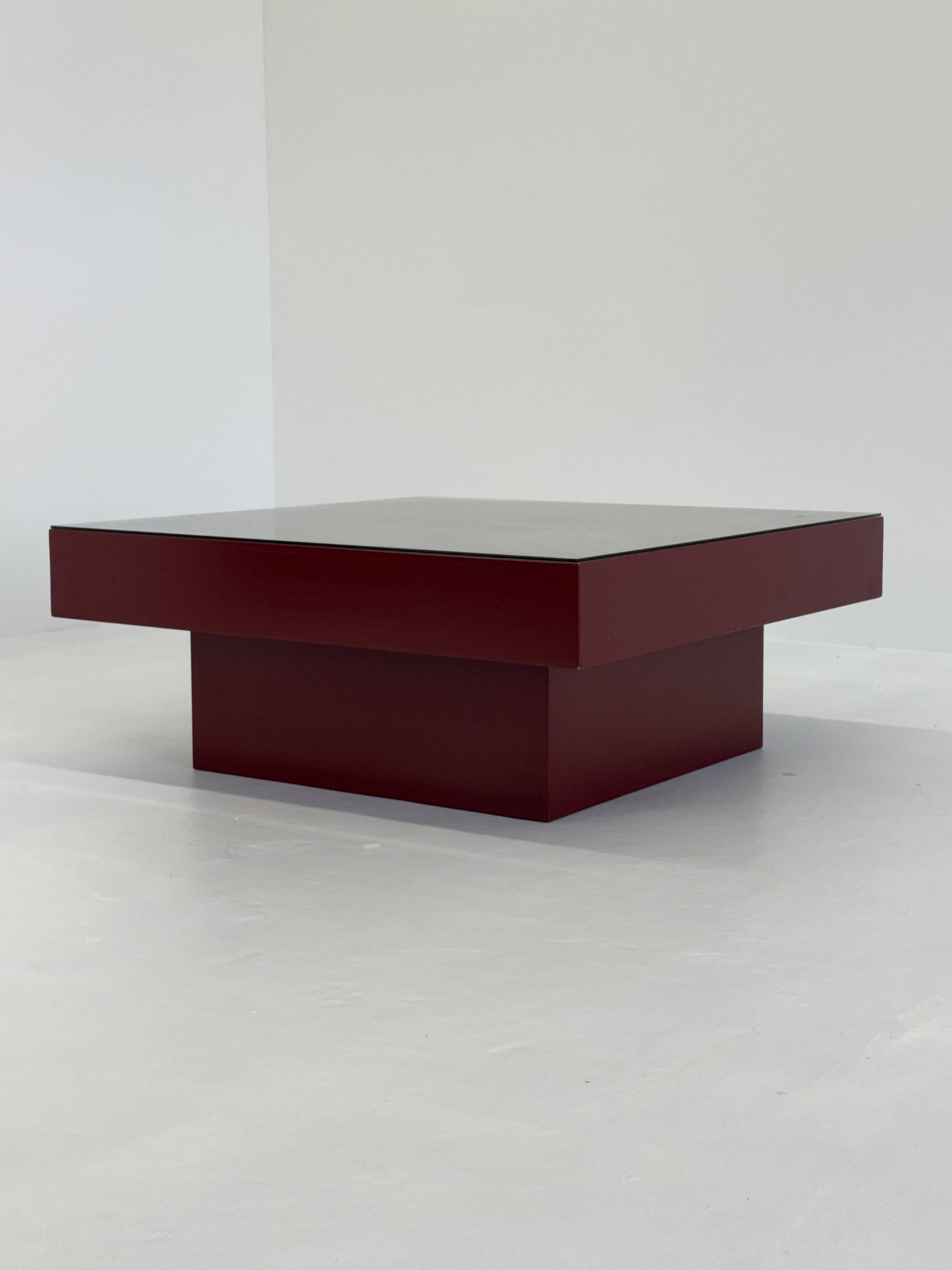 Table basse italienne rouge du milieu du siècle avec plateau en verre