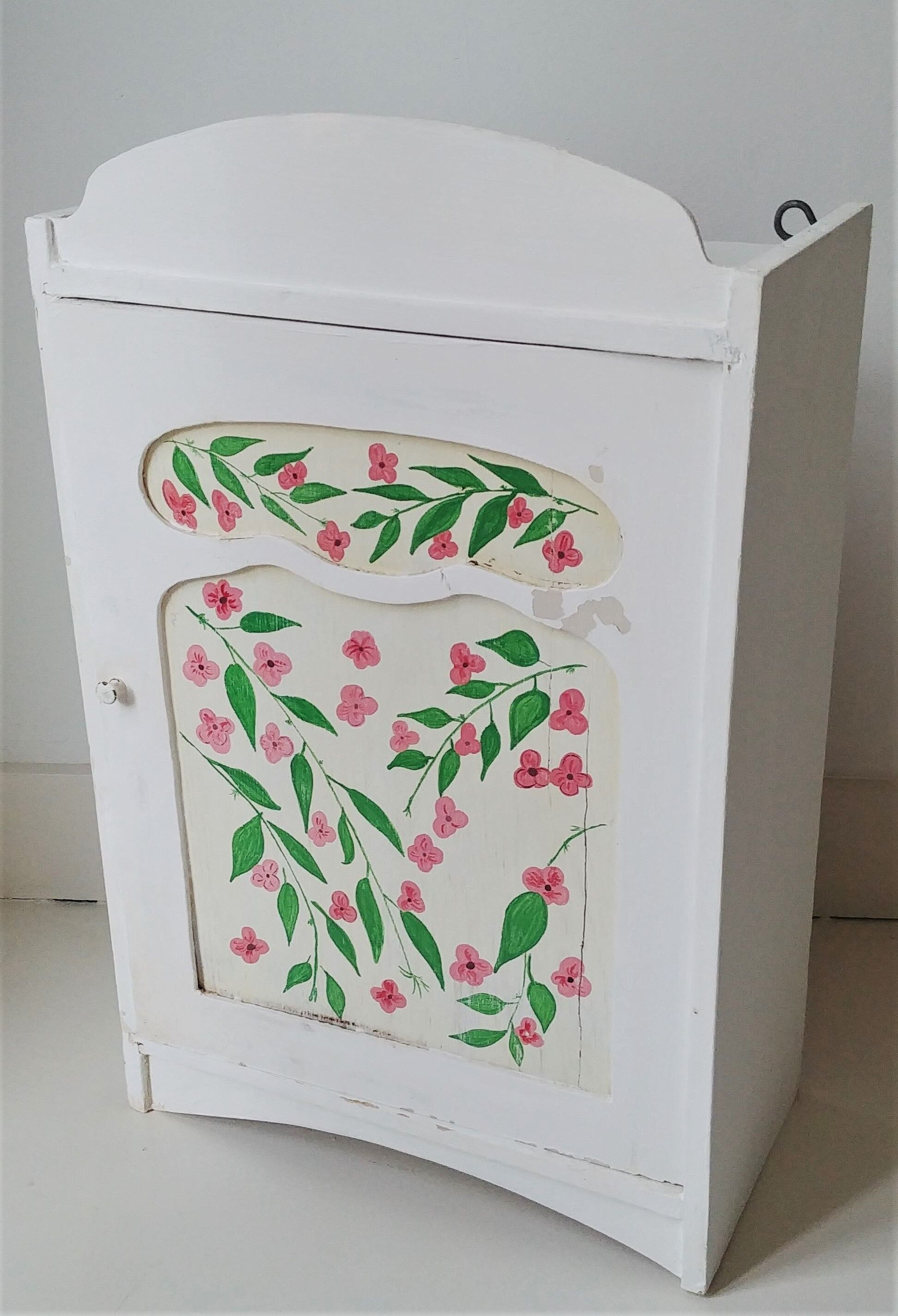 Wall cabinet