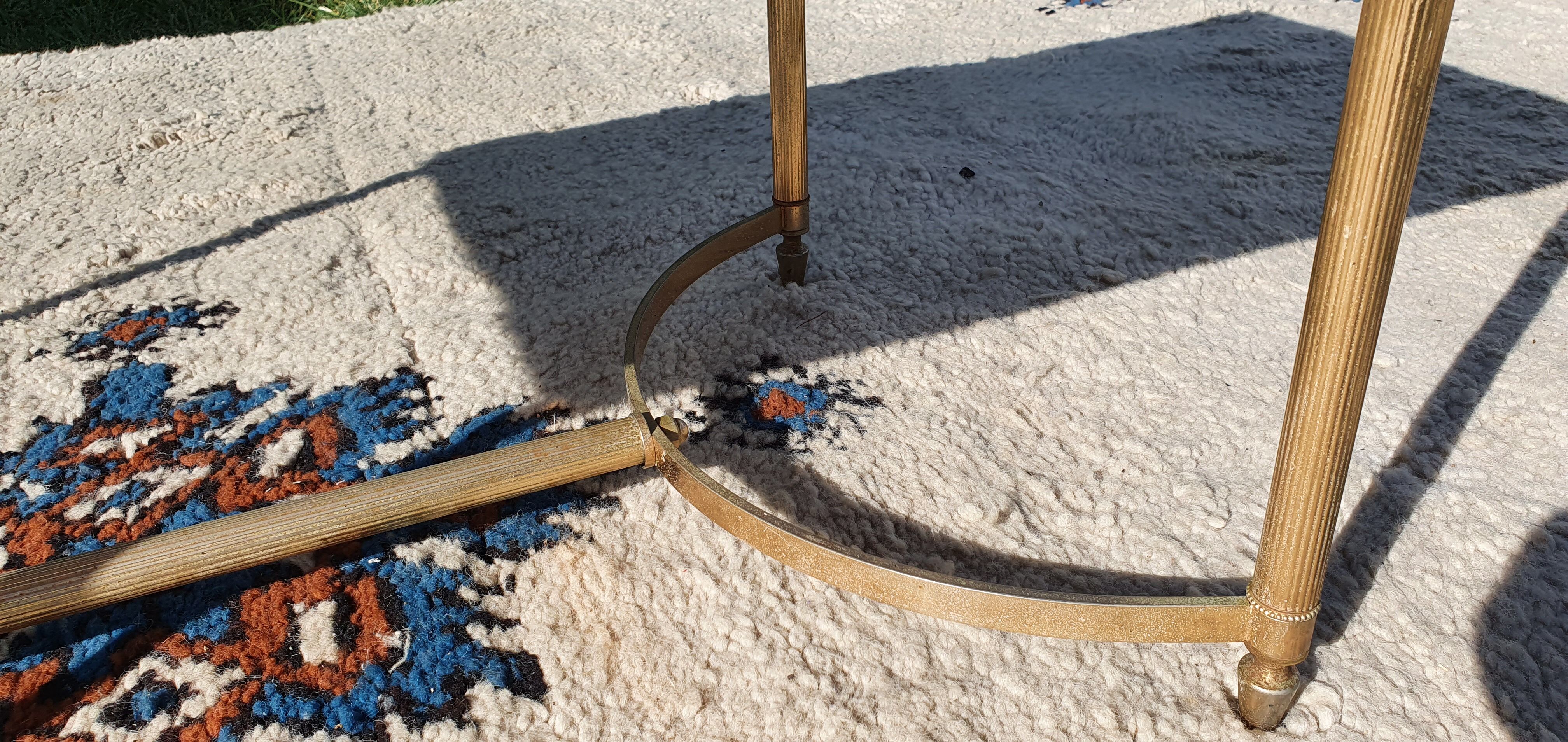 Living room table in gilded metal and marble.