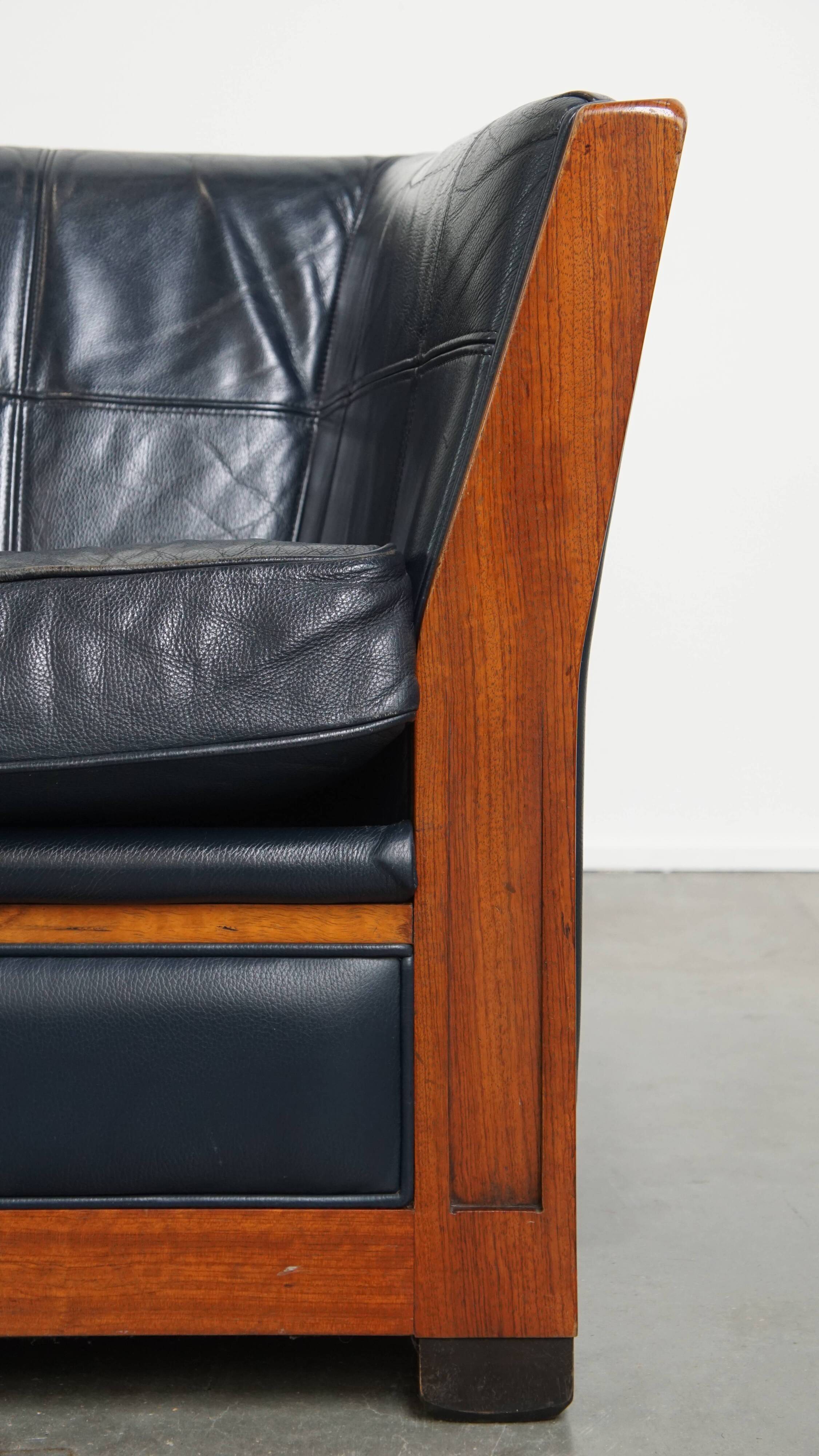 Canapé Art Déco 2,5 places avec boiseries et cuir de vachette bleu foncé