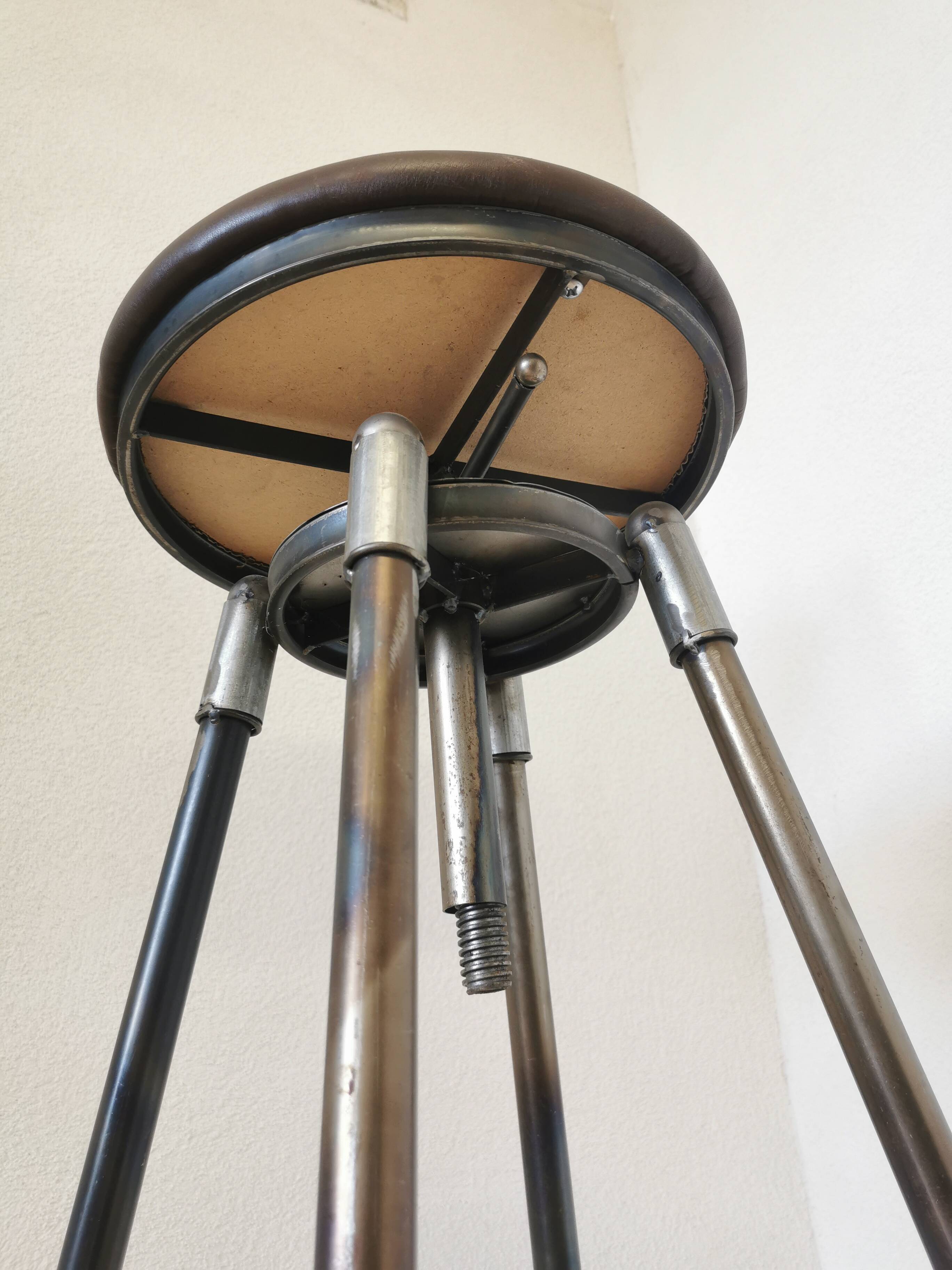 Chaise de bar vintage en métal faite à la main : siège pivotant en cuir à hauteur réglable