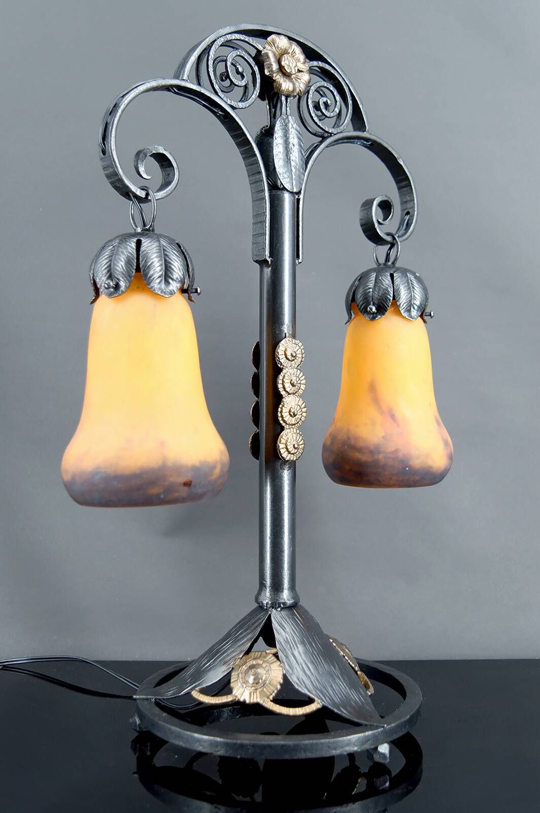 Lampe bicéphale Art Déco, fer forgé à double patine– Muller Frères, c. 1920