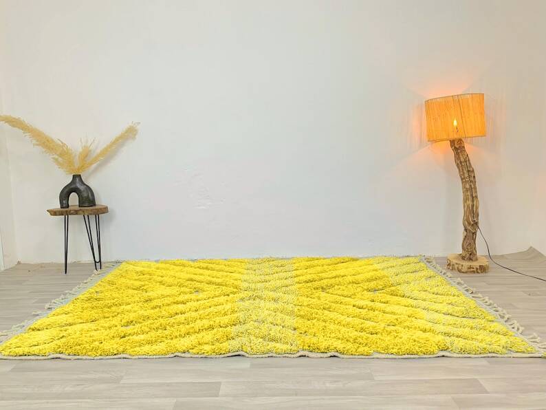 Ecru Moroccan rug with geometric patterns 250cm x 150cm