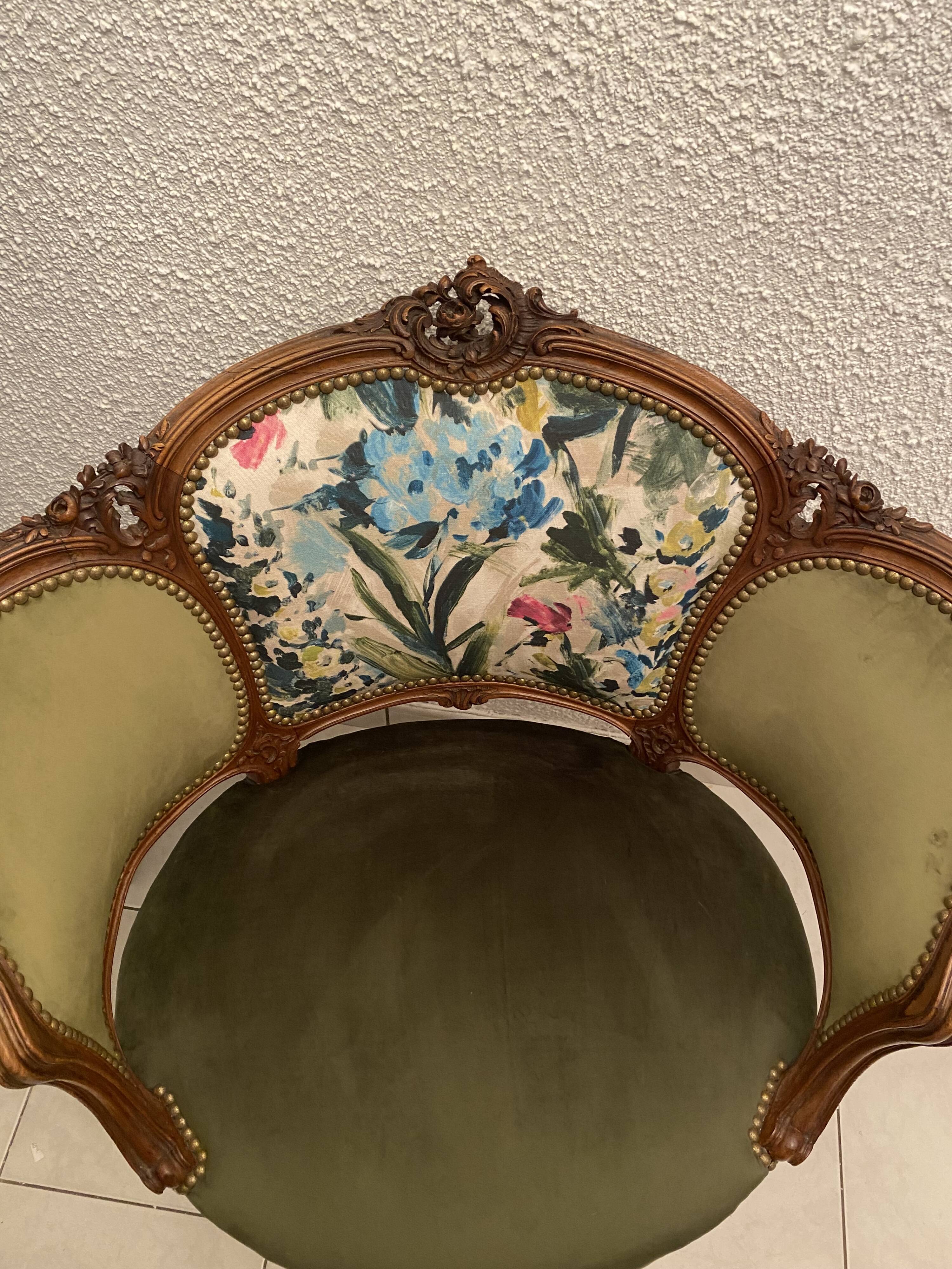 Paire de fauteuils en bois sculpté, XXème s.