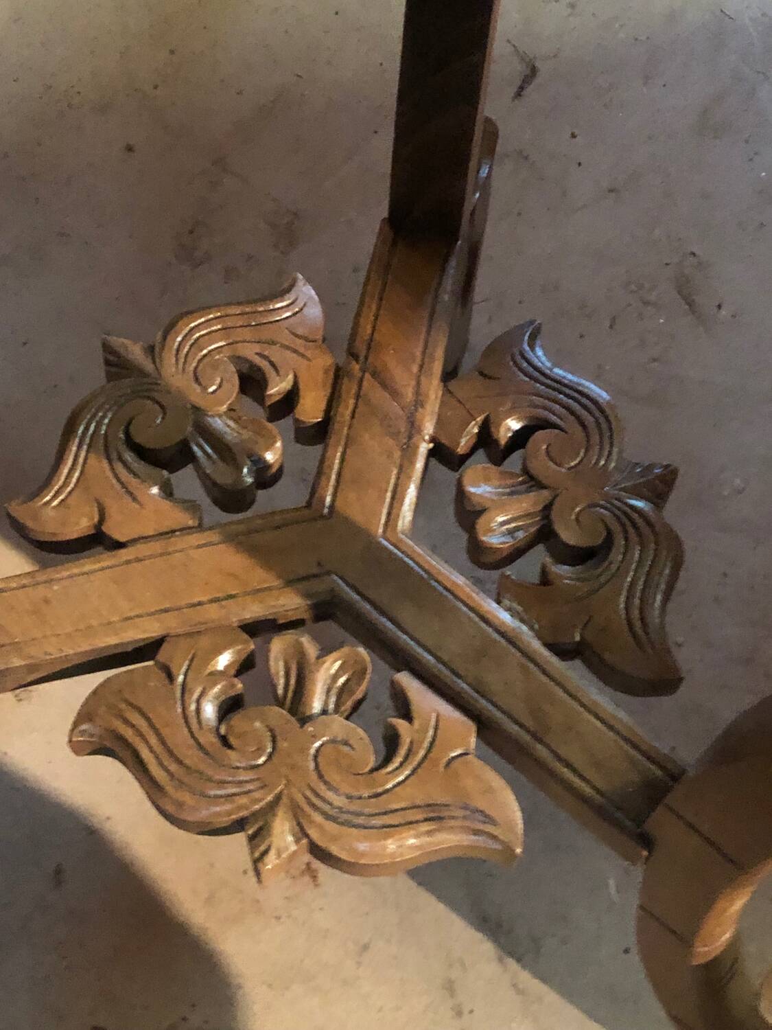 Guéridon sculpté à tête d éléphants