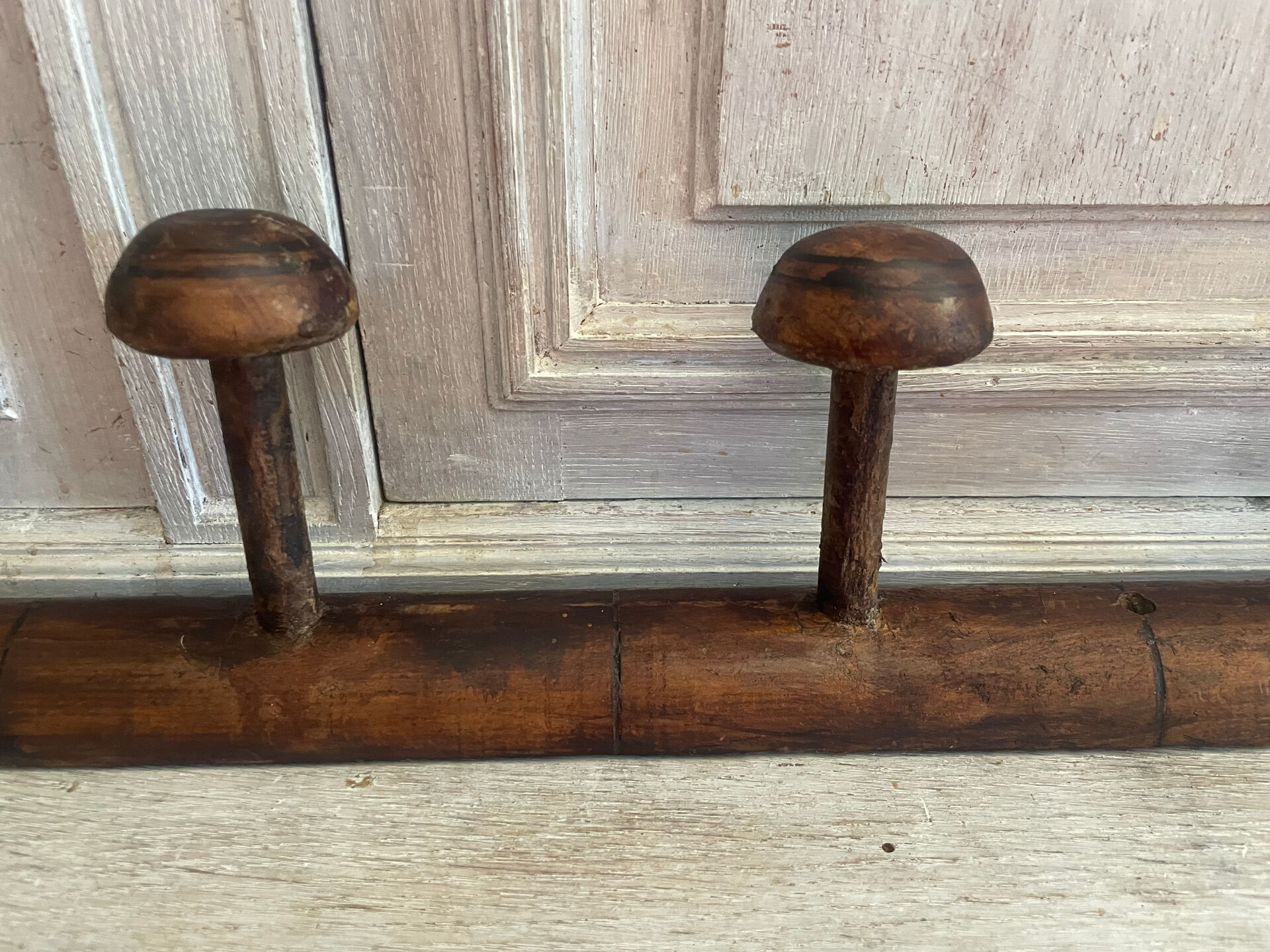 Wall-mounted wooden coat rack with 6 hooks