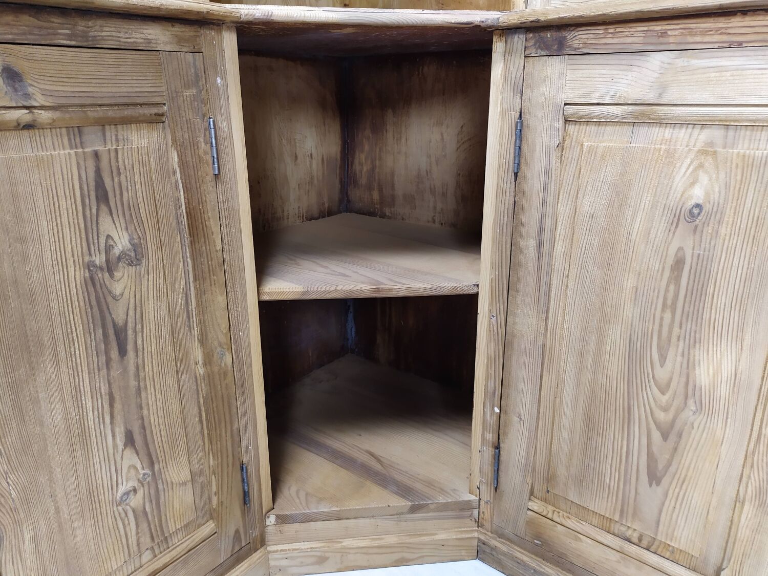 Bistro corner bookcase