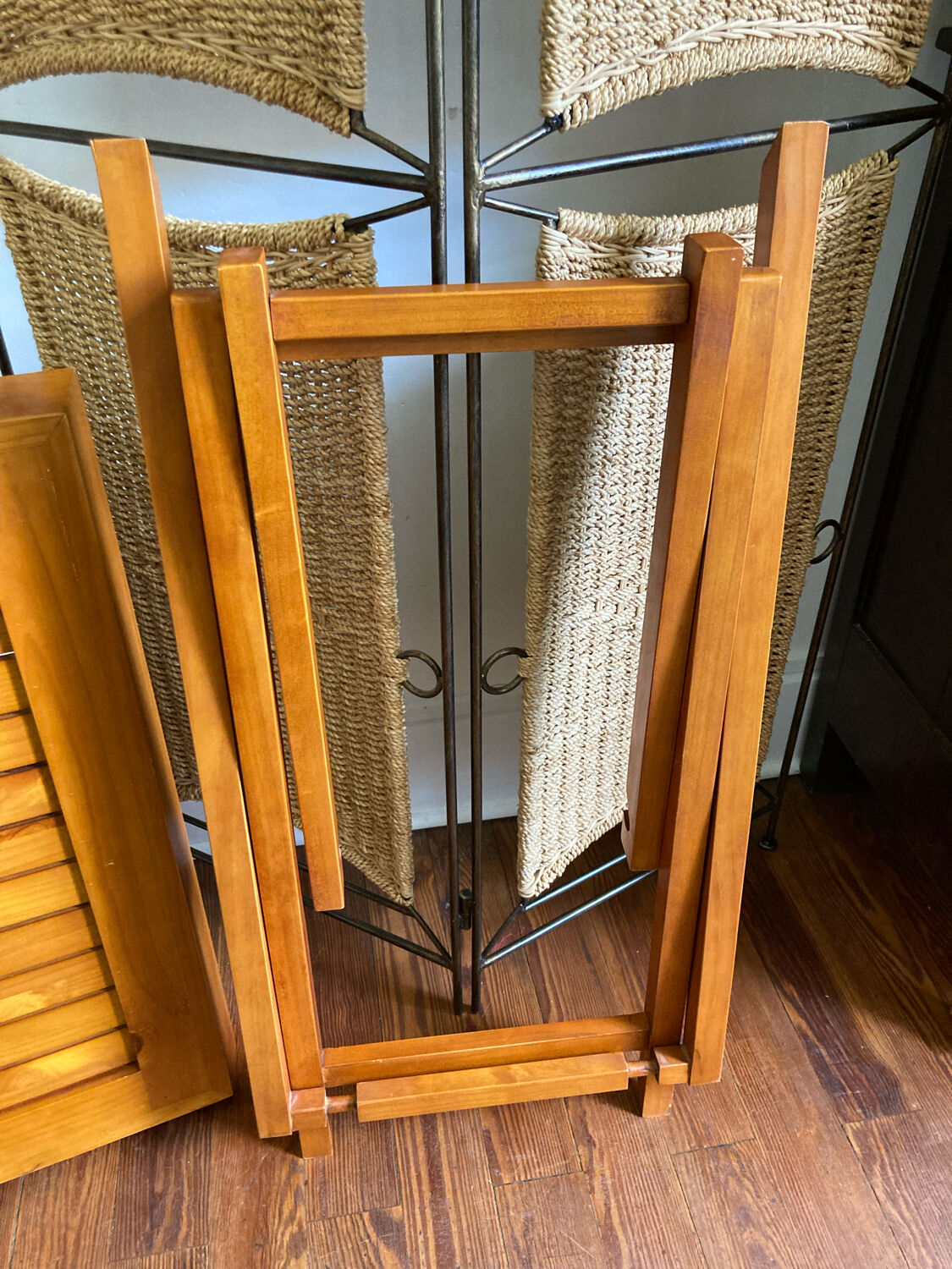 Removable wooden tray with folding legs