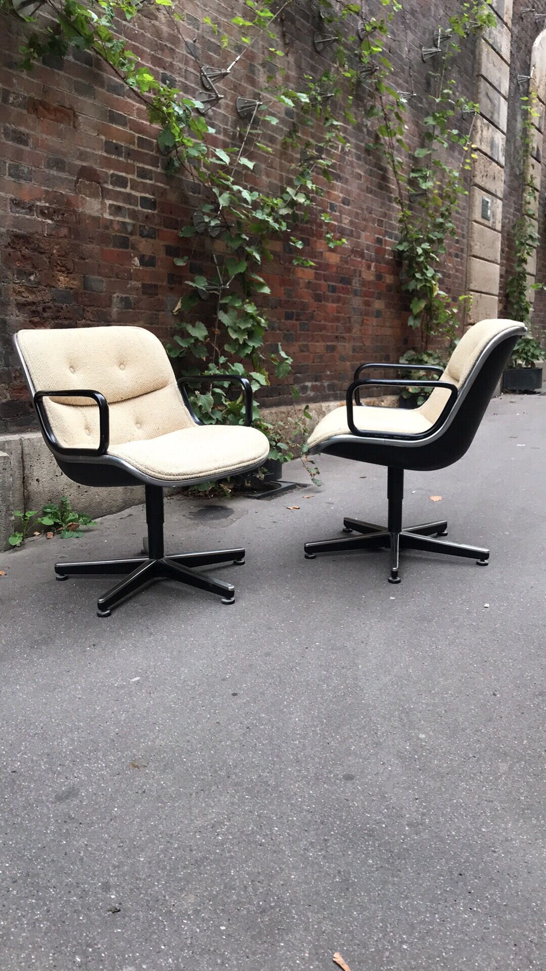 Pair of armchairs by Charles Pollock for Knoll circa 1970