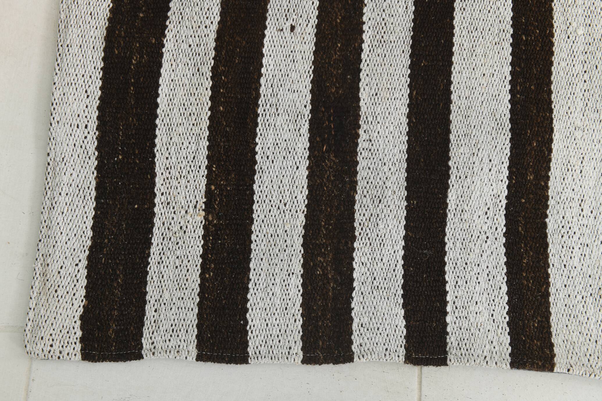 Tapis Kilim moderne rayé blanc et marron foncé