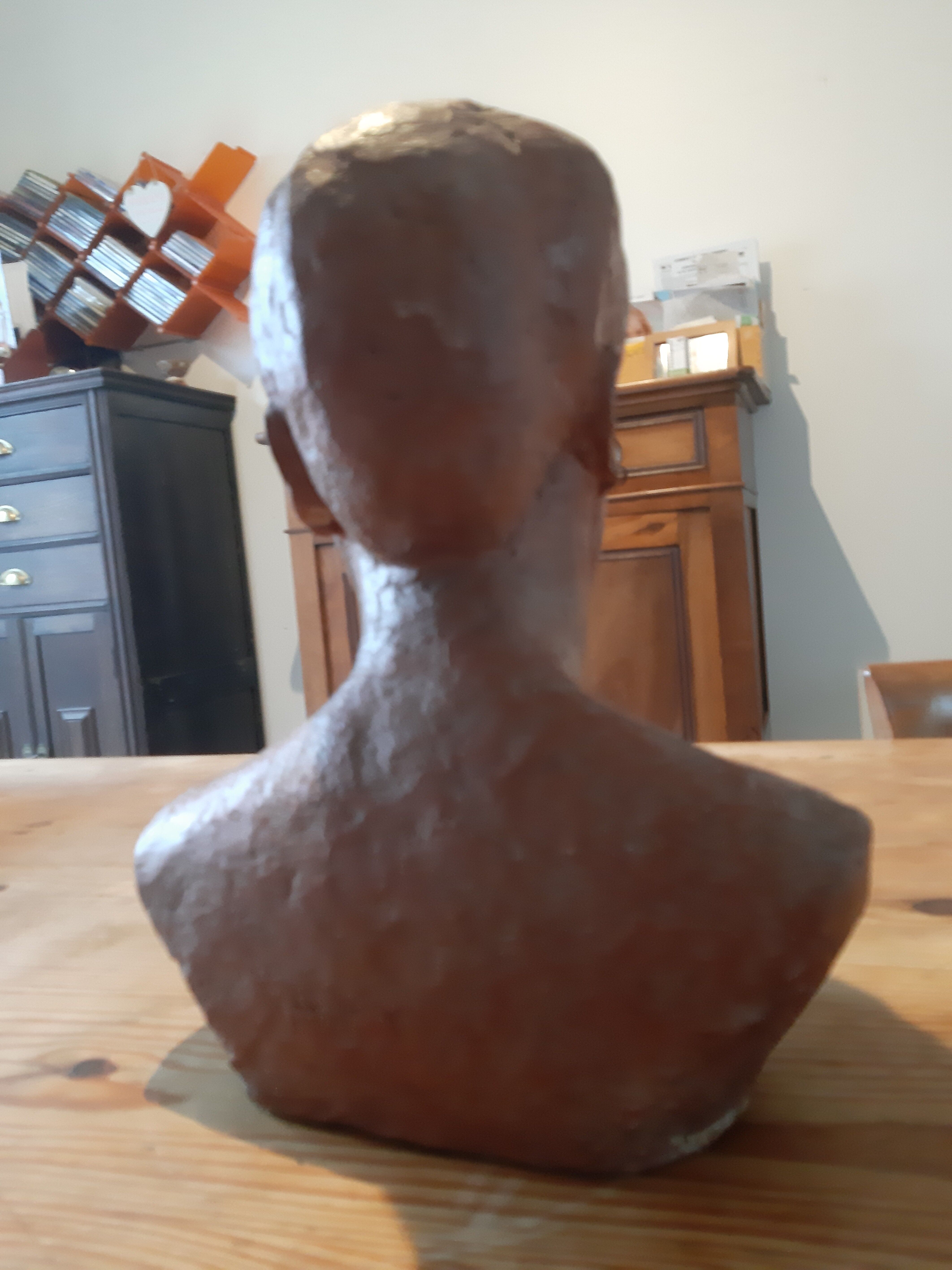 Bust woman of the 50s in terracotta