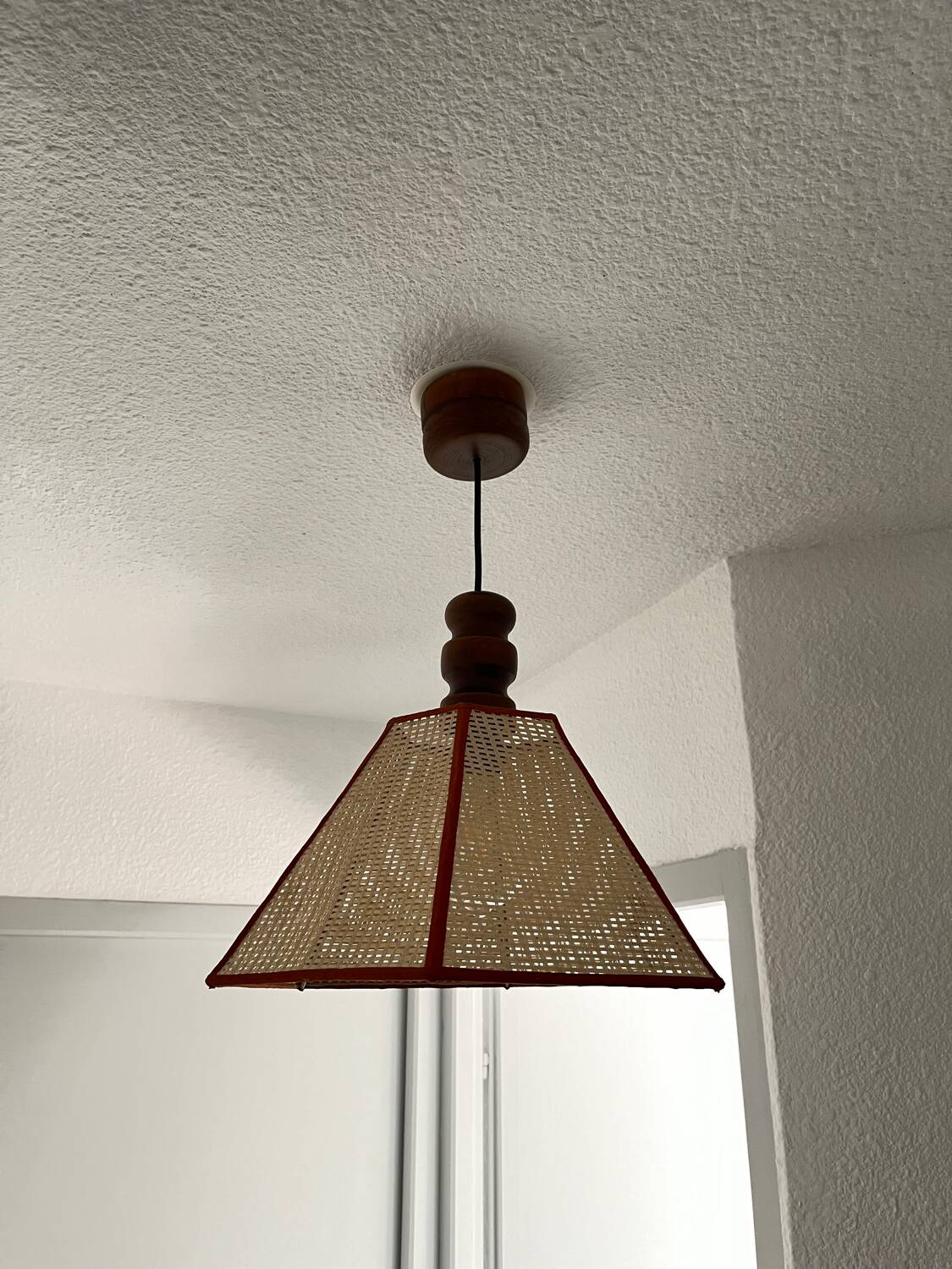 Suspension vintage en bois et cannage