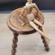 Tabouret tripode pieds boules