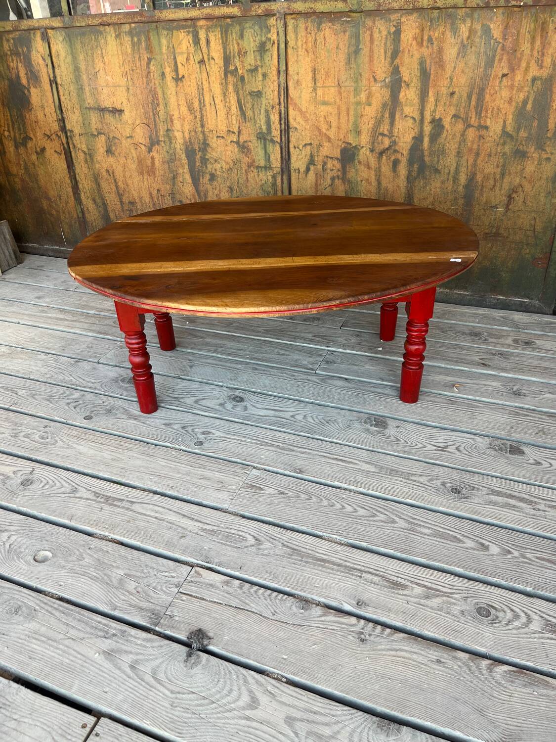Oval coffee table in wood and red
