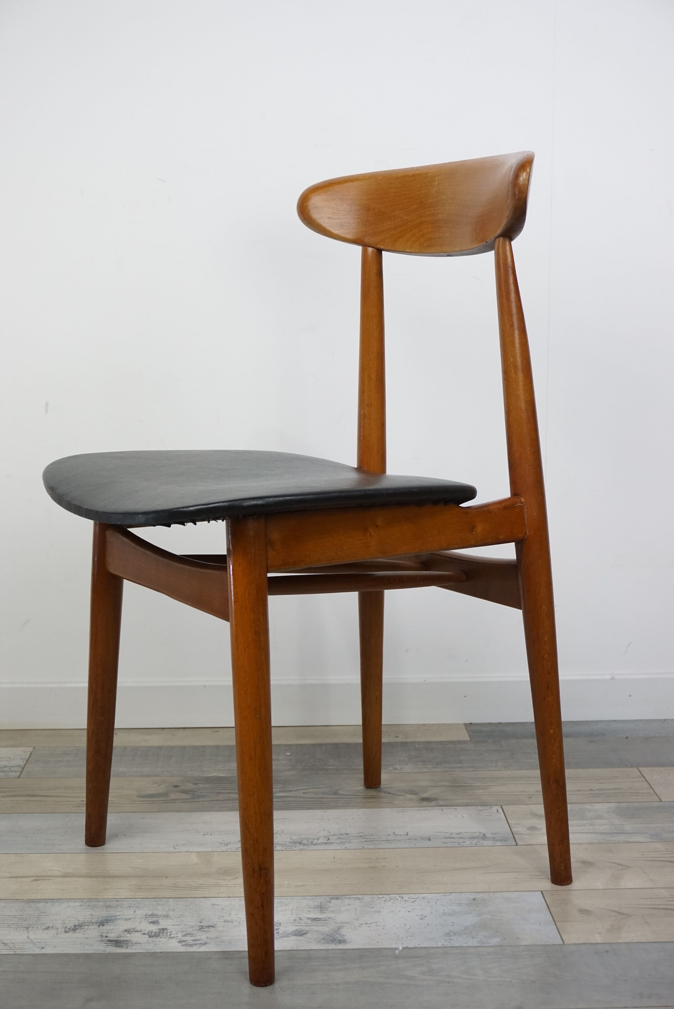 Set of 4 chairs 60s in teak and black leatherette