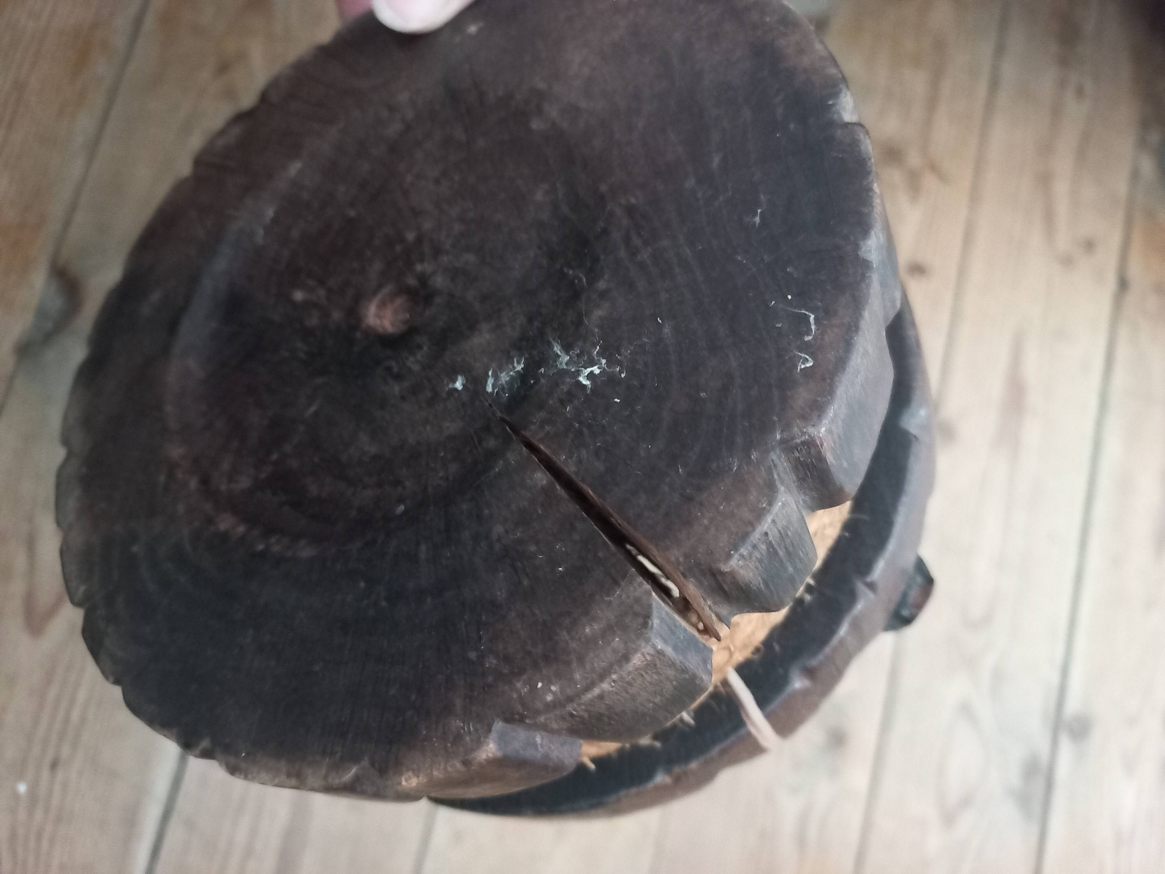 Cendrier rustique ancien en bois sculpté