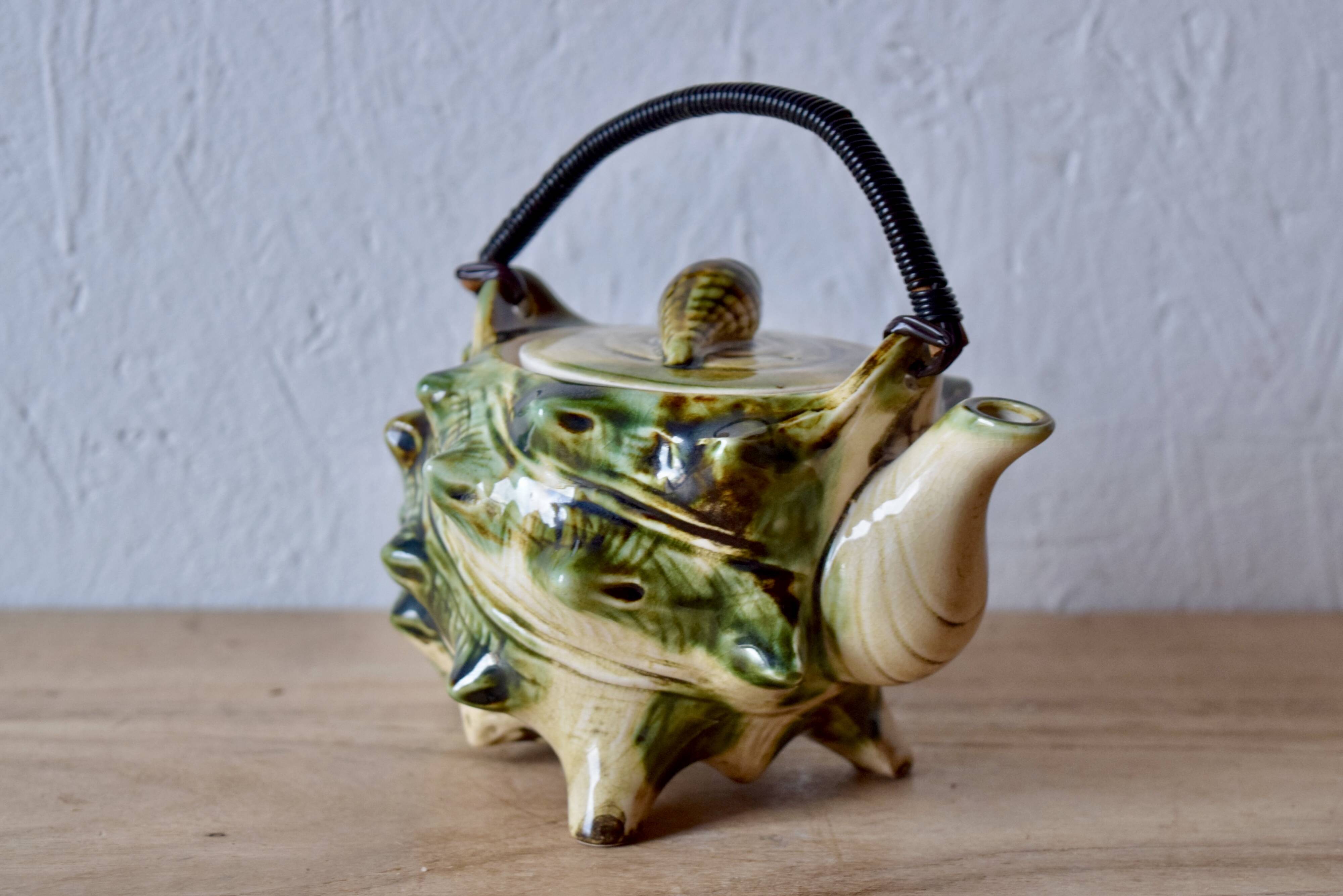 Vintage tea service in glazed ceramic - shape of conchs or shells