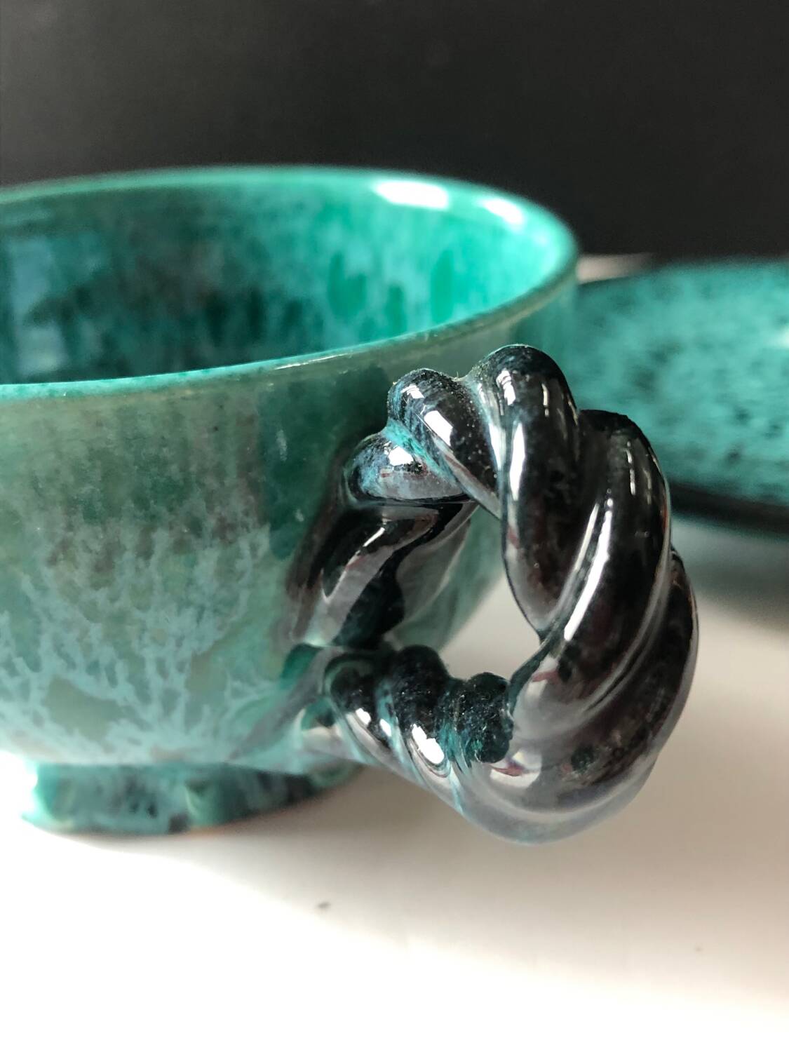 Tasse et soucoupe par Marius Giuge à Vallauris