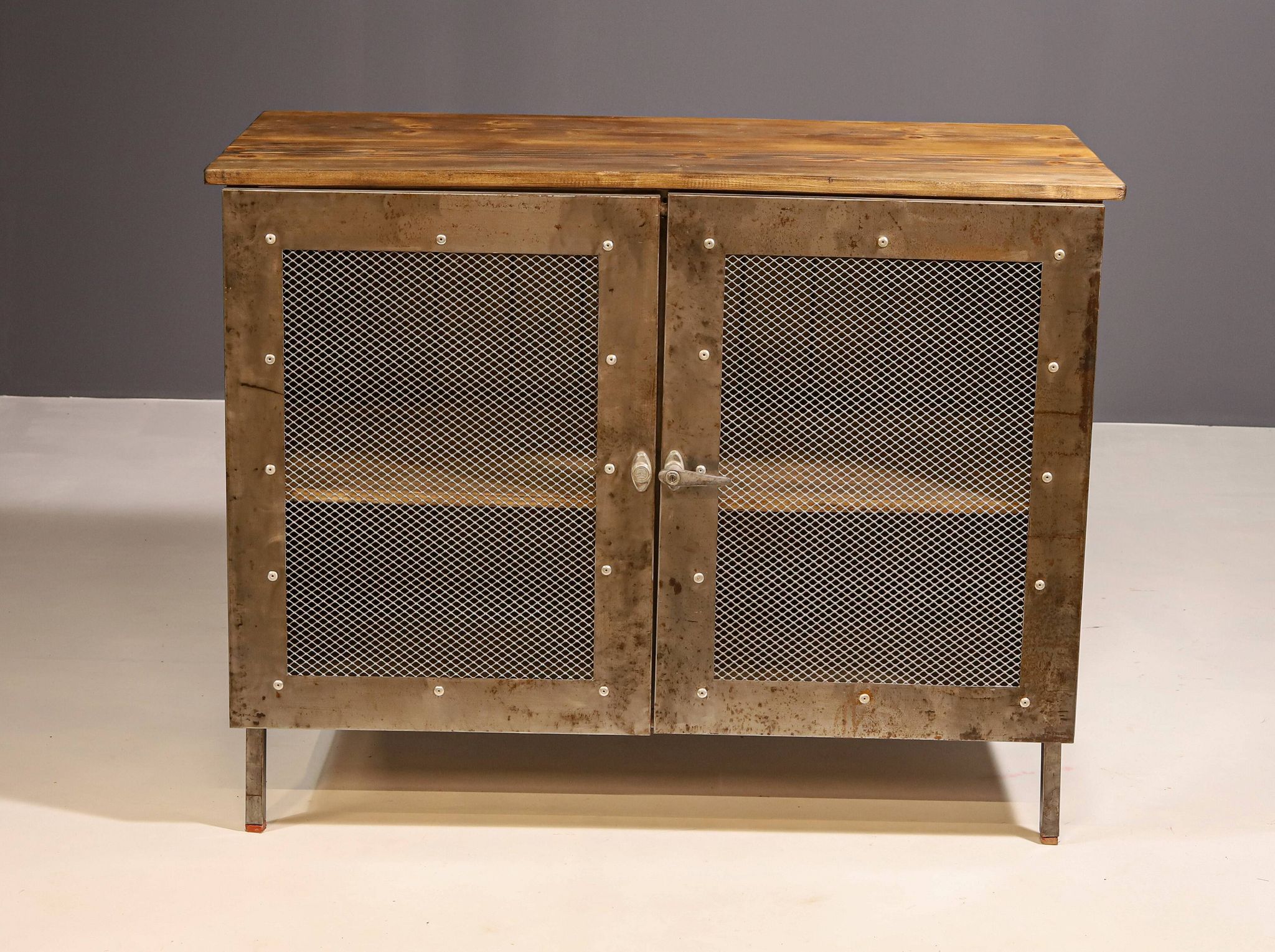 Armoire en fer industriel des années 1950, Tchécoslovaquie