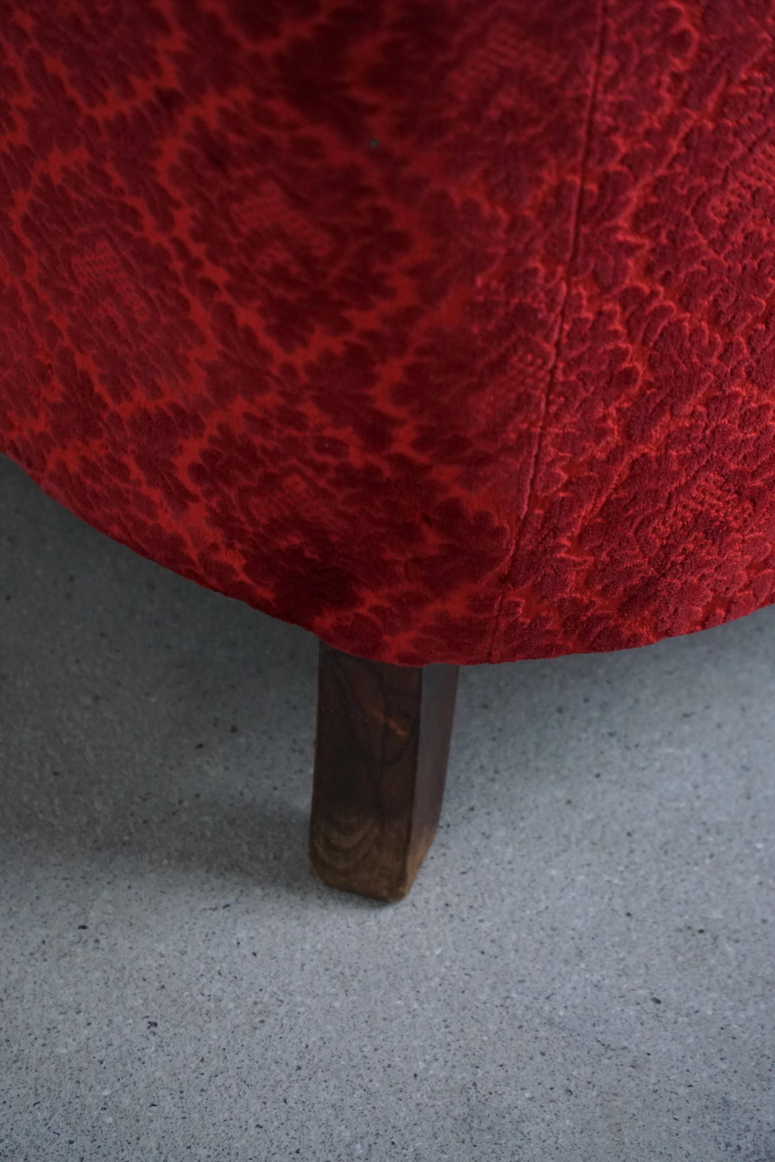 Modern Danish canapé, 3-seater in red velvet, Fritz Hansen style, 1940s.