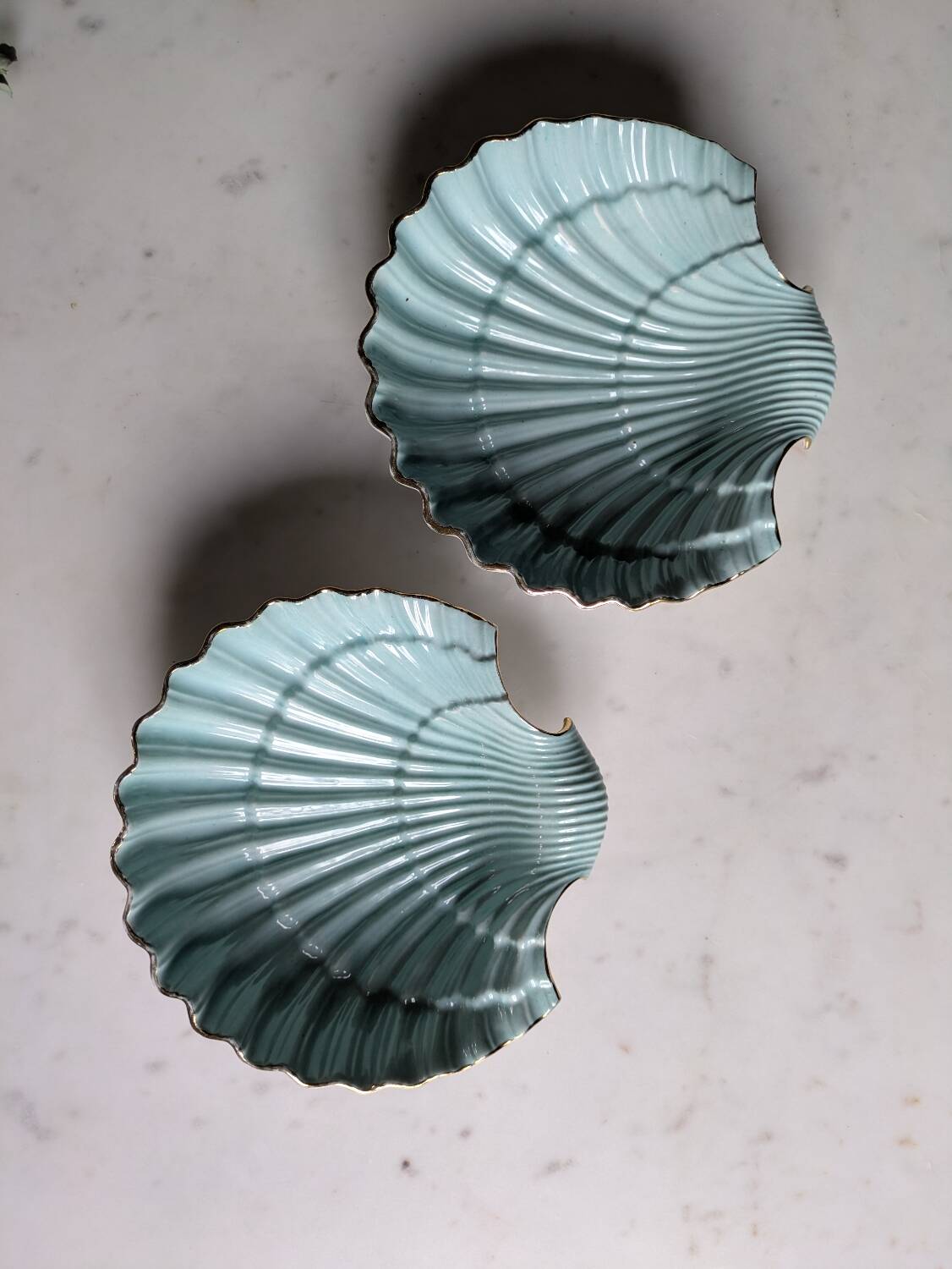 Shell-shaped porcelain dishes.