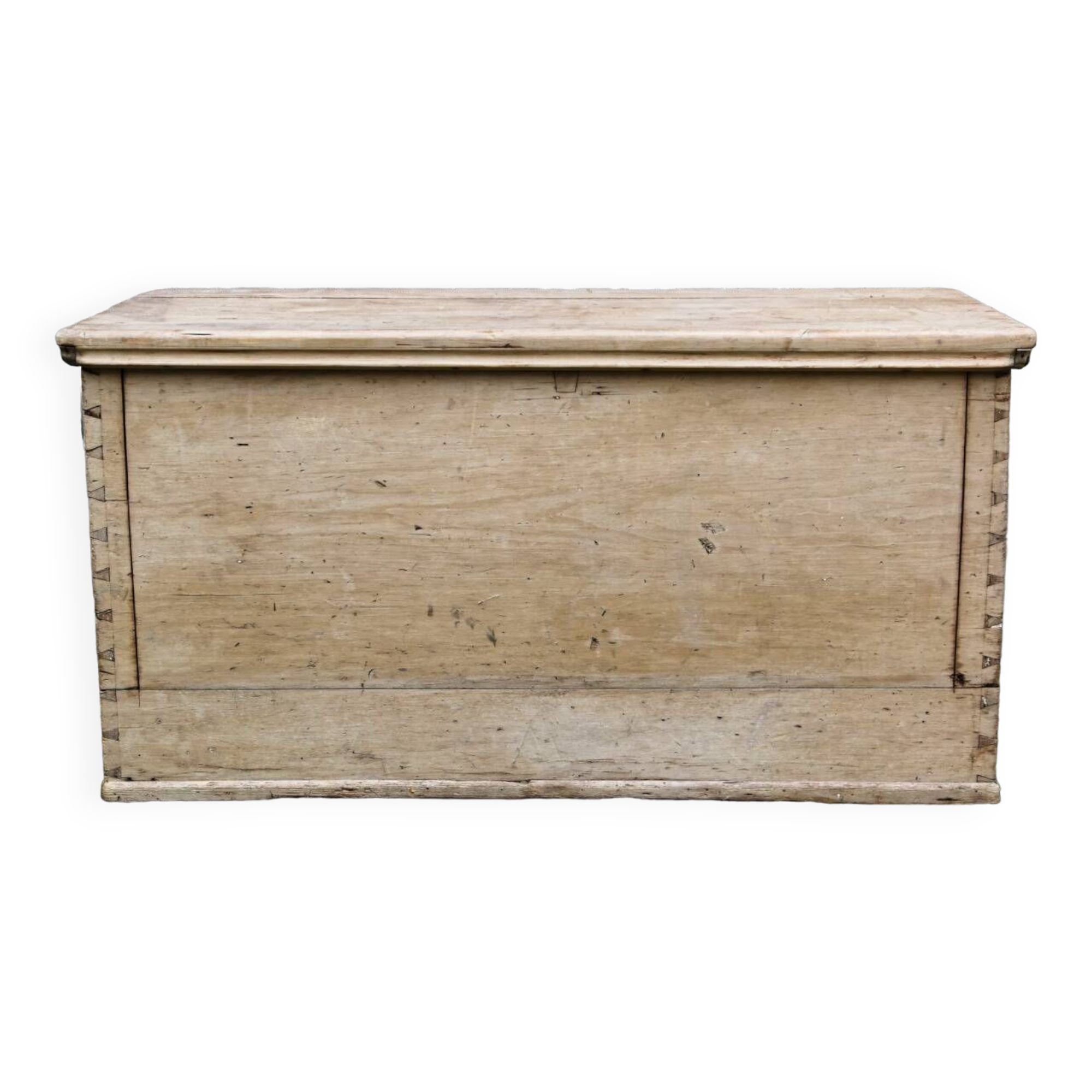 Old wooden chest, dovetail assembly