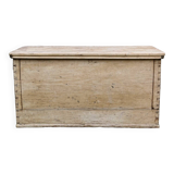 Old wooden chest, dovetail assembly