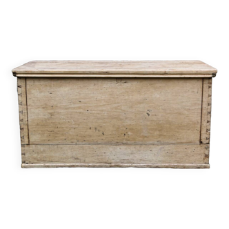 Old wooden chest, dovetail assembly