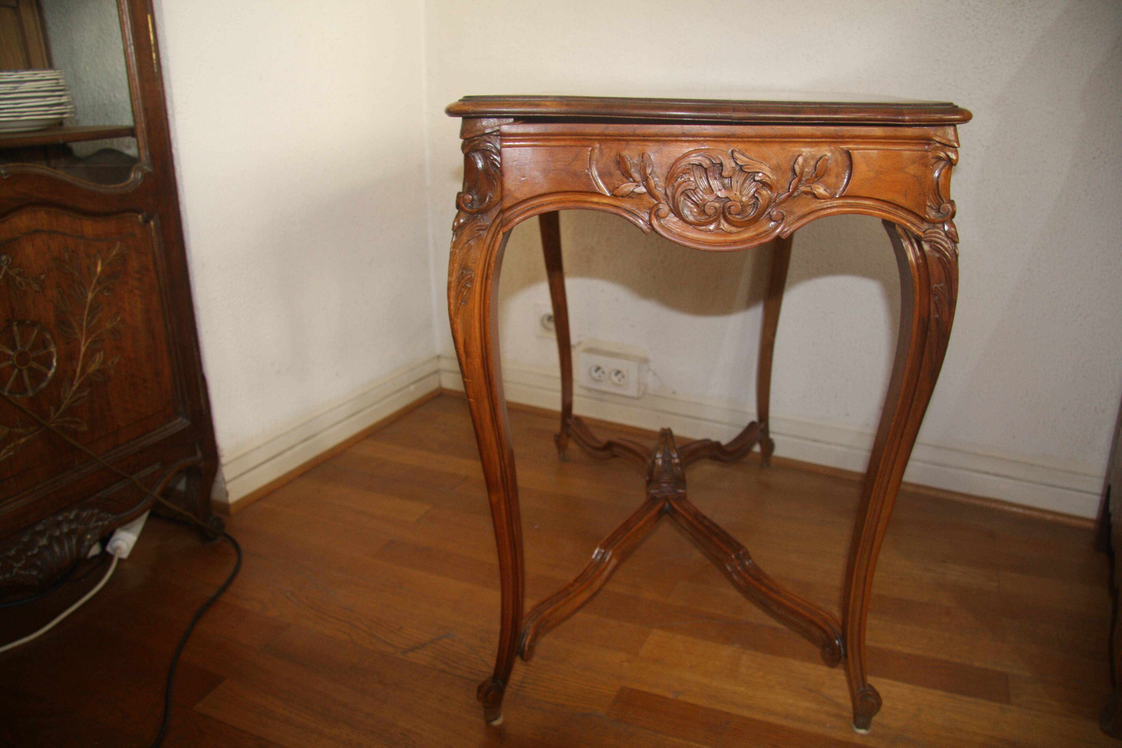 Table bureau et sa chaise de style Louis X.V. en noyer